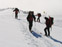 Winterübung - Bergrettergruppe auf Bergkuppe
